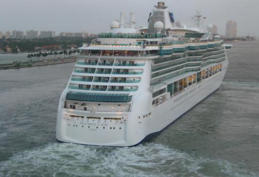 El Brilliance of the Seas partiendo al anochecer